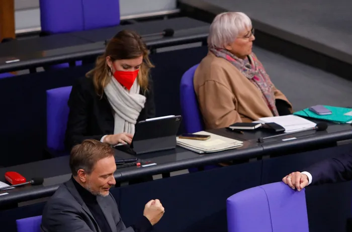 德國國會大廈內部大幅降溫，不少政府部長或議員出席會議時均套上高領毛衣，或以圍巾取得保暖。，並抱怨將帶來的健康風險問題。   圖：翻攝自環球網