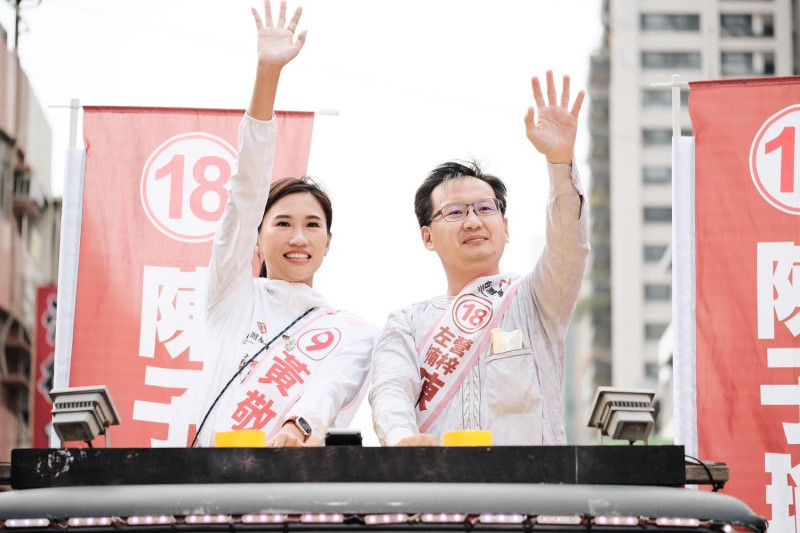 台灣基進黨高雄市議員候選人陳子瑜與黃敬雅宣布祝福基進。   圖：擷取自黃敬雅臉書