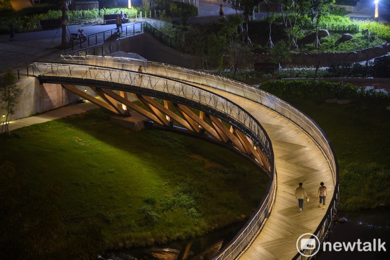 弦月造型的「月見橋」，今年10月入圍2022台灣光環境獎決選，並於本月25日在最終9件作品脫穎而出，榮獲2022台灣光環境獎，   圖：台南市政府提供
