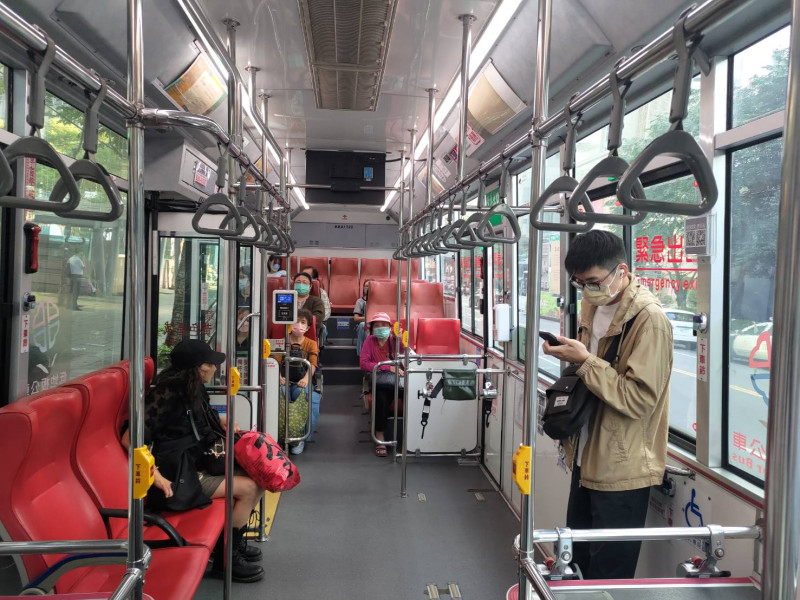 公車內戴口罩。   圖：新北市交通局提供