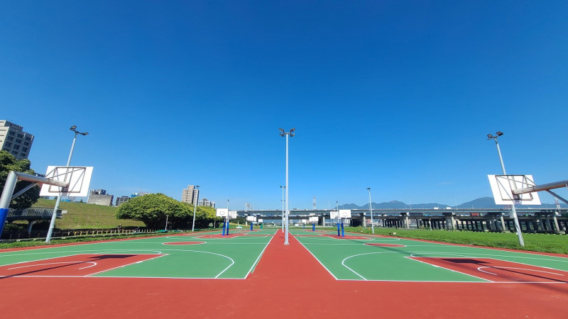 三重龍門路堤防籃球場一直是市民熱愛的運動場地。   圖：新北市高灘處提供