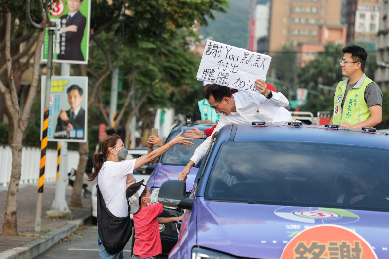 立委鄭運鵬（車上左）掃街謝票，人氣爆棚，許多民眾帶著小朋友在路邊等候為他打氣加油。   圖：翻攝自鄭運鵬 Cheng Yun-Peng臉書