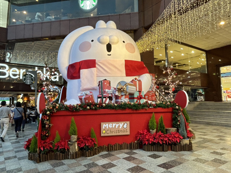 台中市中友百貨祭出醜白兔搭聖誕雪橇，耶誕氣氛濃厚。   圖：中友百貨/提供