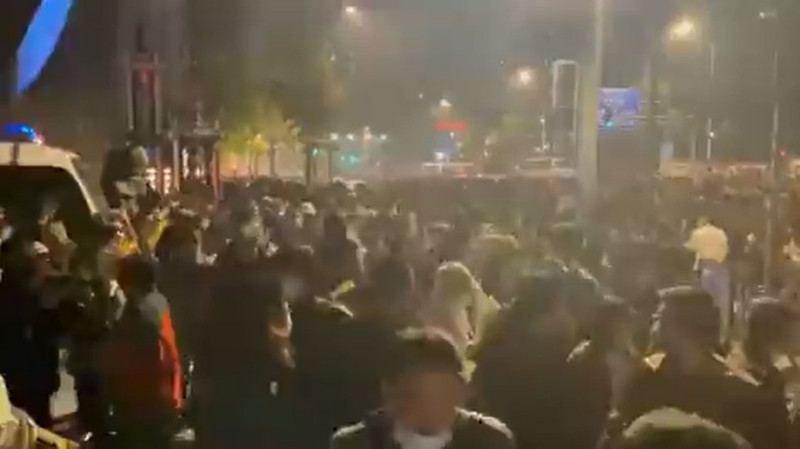 武漢警察驚傳朝民眾開槍，抗議群眾驚慌竄逃。   圖：翻攝推特