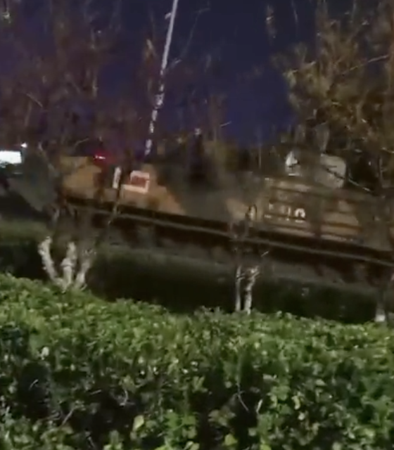 網傳有坦克、裝甲車在凌晨進入徐州市區，往東南方向移動。   圖：翻攝自推特影片