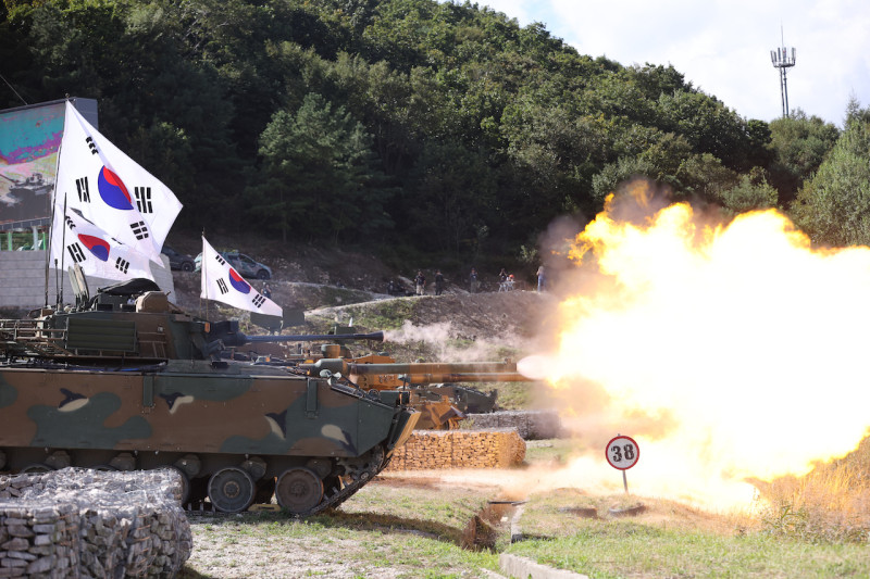 南韓國防博覽會，韓軍在訓練場進行實彈演習。   圖：翻攝自DX KOREA官網