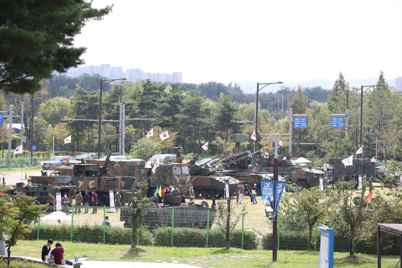 南韓國防博覽會，韓軍展出多機種戰車。   圖：翻攝自DX KOREA官網
