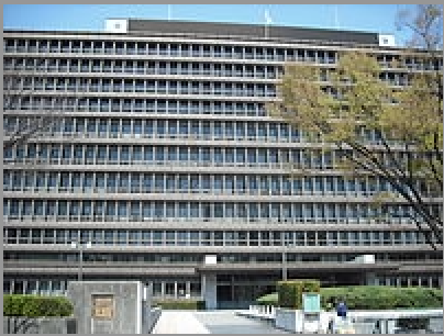 日本大阪看守所的 3 名死刑犯當天向大阪地方法院提起訴訟，稱日本的絞刑殘忍，違反了日本憲法，要求日本禁止死刑，並賠償他們共計 3300 萬日元（約合台幣 726 萬元）。（圖為大阪地方法院）   圖：翻攝自維基百科