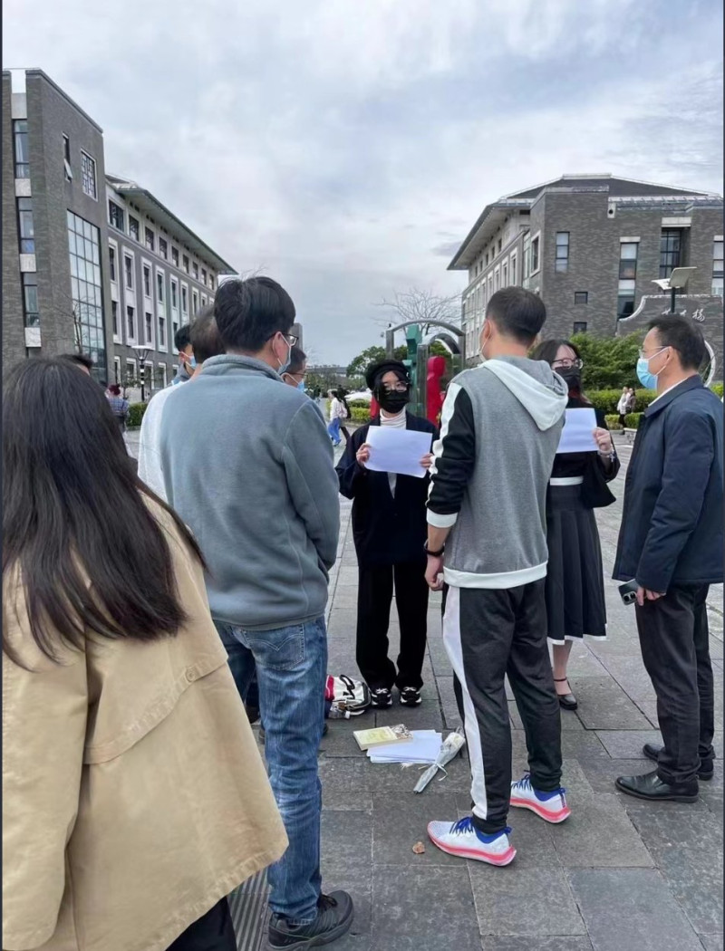 中國海洋大學有兩名學生拿白紙抗議，遭到校方關心。   圖: 翻攝自李老師不是你老師推特 