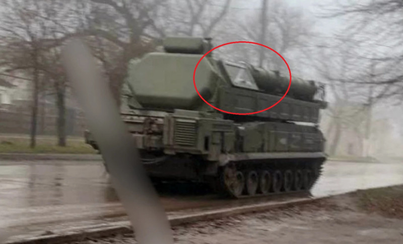 社群媒體流傳，28日在烏克蘭東部的盧甘斯克(Luhansk)地區發現俄羅斯武裝部隊部署漆有「Z」字符號，前蘇聯時代即研製的「山毛櫸」家族最新成員：9K317M「山毛櫸M3」(Buk-M3)地對空飛彈。   圖：翻攝推特