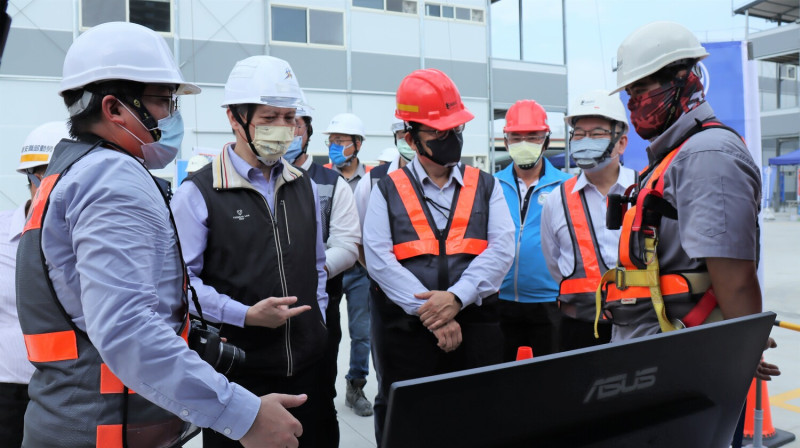 針對空氣流通不良的下水道進行局限空間施工觀摩。   圖：新北市勞檢處提供