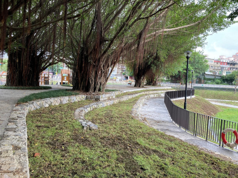 改造後的壽德公園仍保留老樹區的眷村記憶。   圖：新北市水利局提供