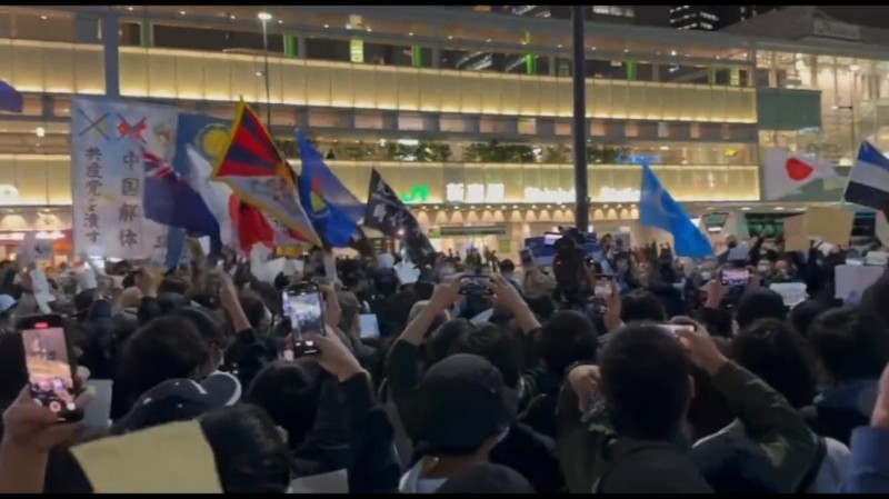 東京JR新宿車站南口11月30日晚間有許多旅居日本的中國年輕人群聚聲援「白紙革命」。   圖：翻攝推特