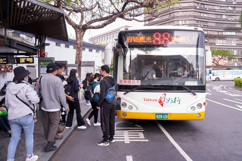 交通部觀光局為持續促進觀光，推動「台灣好行」優化服務，今年已累計新增18條路線，目前6條已順利上路。   圖：台南市政府觀光旅遊局／提供