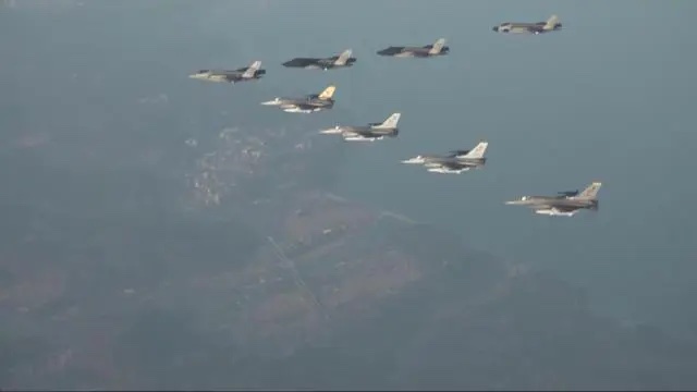 中俄軍機組編隊展開聯合巡航。   圖：翻攝自排頭觀察