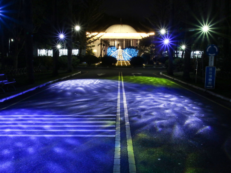 民主議政園區首度在聖誕節前以燈光布展。   民主議政園區/提供