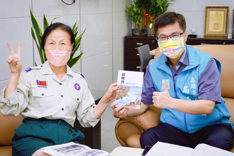 宋湘琴(左)贈書給謝文斌。   圖:高雄市教育局提供