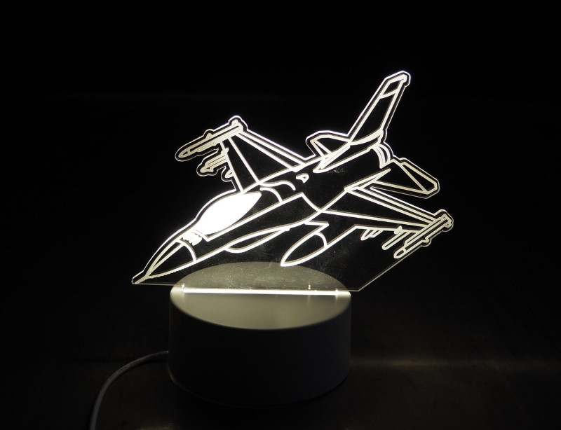 投稿一經採用者即可獲得限量版飛機造型夜燈1只。   圖：新北市文化局提供