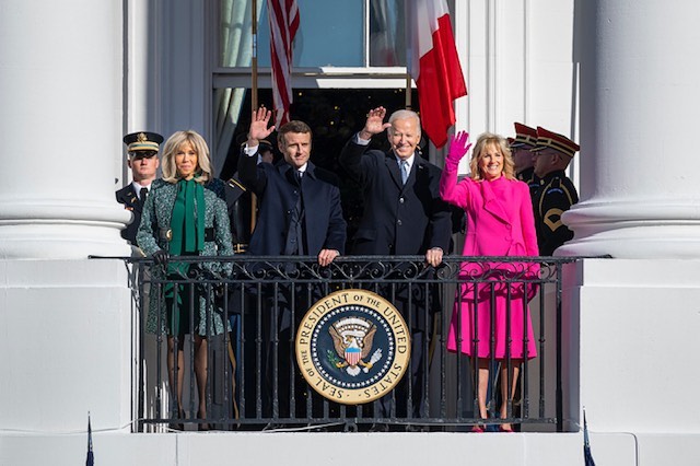 法國總統馬克宏（前排左二）伉儷赴美進行國是訪問，與美國總統拜登（右二）夫婦在白宮相見歡，並向大眾揮手致意。   圖：翻攝自拜登臉書