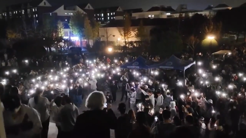 中國各大學帶頭掀起「白紙革命」，為言論自由和反清零發聲，已演變成中國全國性的抗議熱潮。   圖: 翻攝@t3n0TYnpIQ0eF0D推特