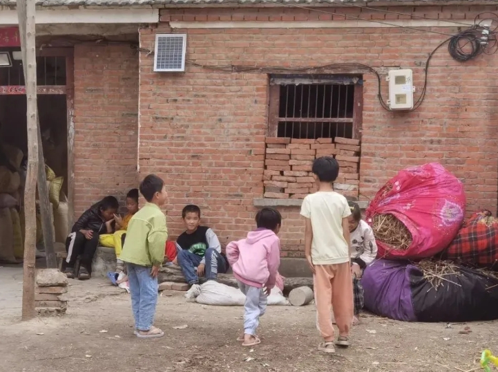 許昌附近農村貧困，許多小孩即使天氣冷了，仍穿著短袖T恤。   圖 : 翻攝自顯微故事