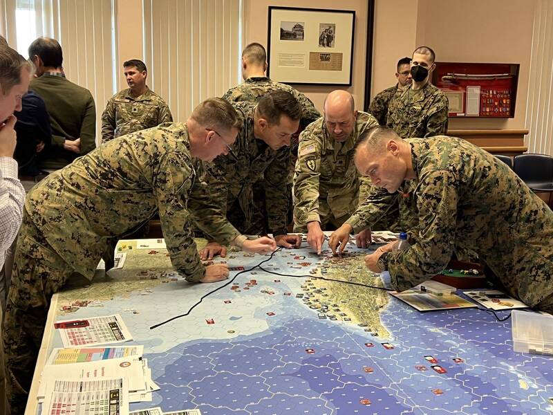美軍軍官正對一張包含台灣與中國沿海地區的地圖進行兵棋推演。   圖：翻攝BarrickTim推特