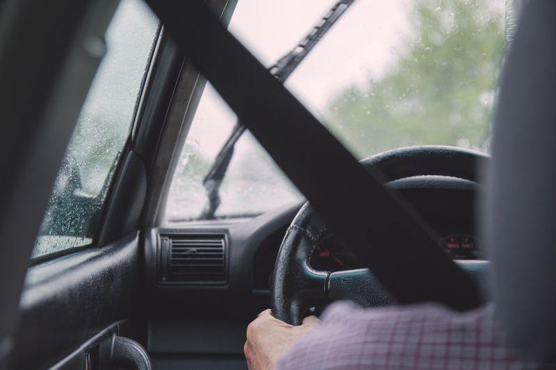 ▲一名網友日前遇到一台賓士車違停在擁擠的路上，當下以為對方僅是圖方便，便按了2下喇叭。（示意圖／取自pixabay）   