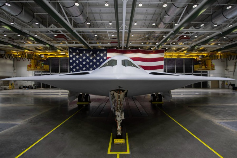 美國空軍最新隱形轟炸機B-21 「突擊者」（B-21 Raider）歷經多年研發，2日於加州空軍第42號工廠首度亮相。美防長奧斯汀於展示儀式上指出，該戰略轟炸機是為「美國方式的威懾」。   圖：擷自美空軍推特@usairforce 