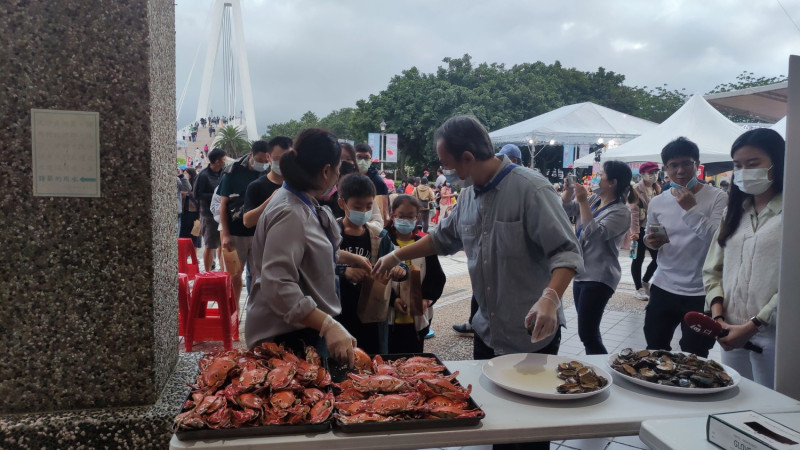 淡水區漁會「螃蟹肥了」活動民眾領取鮮蟹促銷禮盒。   圖：新北市漁業處提供