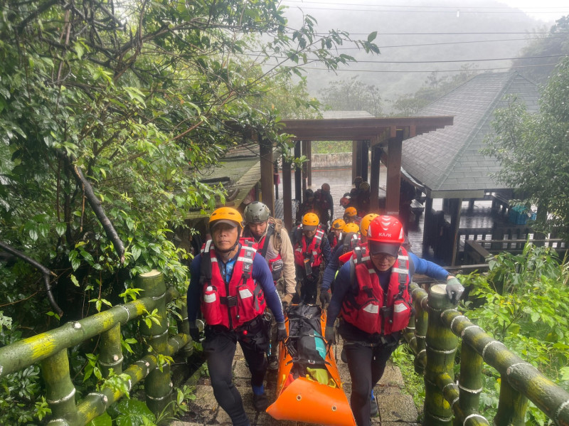 後疫情時期眾多民眾想要親近大自然，嚮往體驗自然山林、戶外溪河等環境，但民眾自我保護意識及危險認知較為薄弱，若無法及時判斷危險之所在，勢必造成嚴重傷亡。   圖：新北市消防局提供