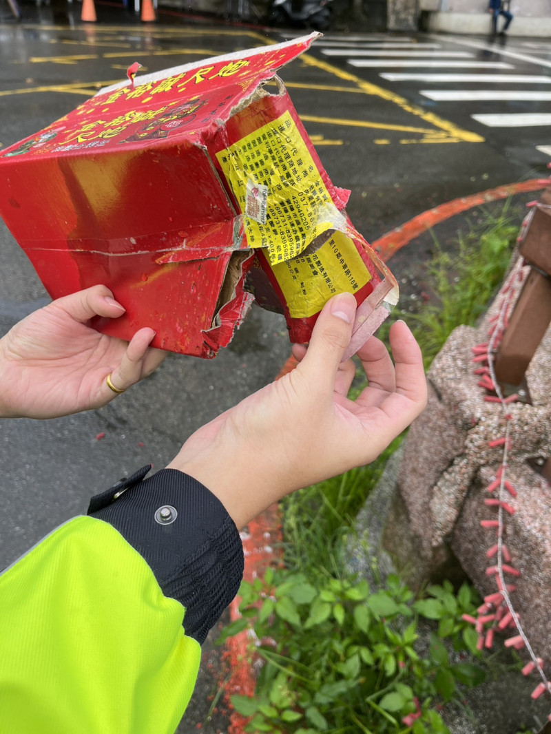 現場施放之升空類及爆炸音類煙火未依產品使用說明留有適當安全距離，涉違反新北市爆竹煙火施放管制辦法第6條規定。   圖：新北市消防局提供