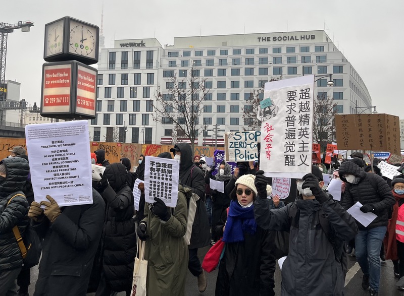 中國留學生在柏林發起「自由中國、白紙革命」示威。   圖：中央社／提供