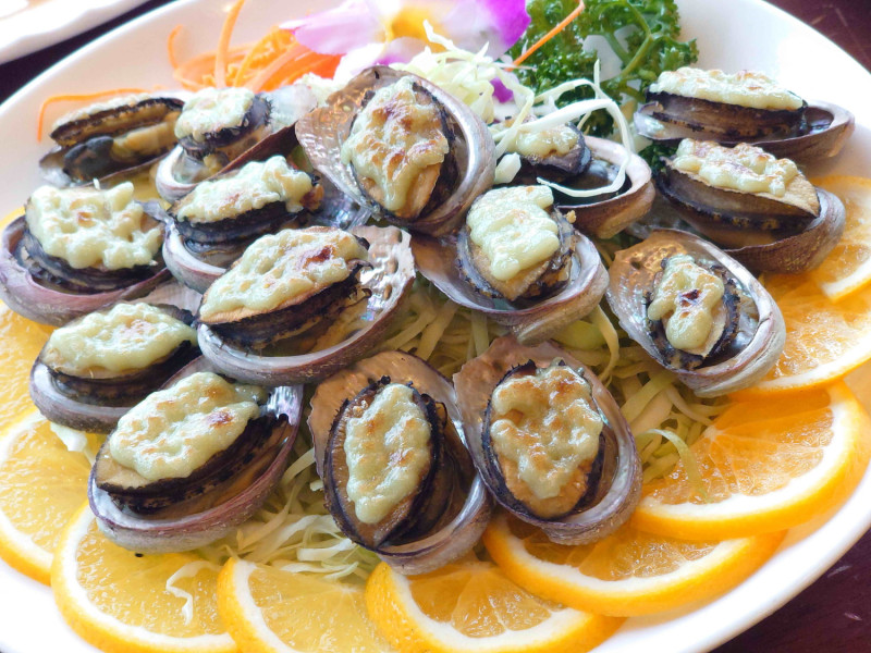鼻頭阿珠海鮮餐廳的哇沙米貢寮鮑。   圖：新北市漁業處提供