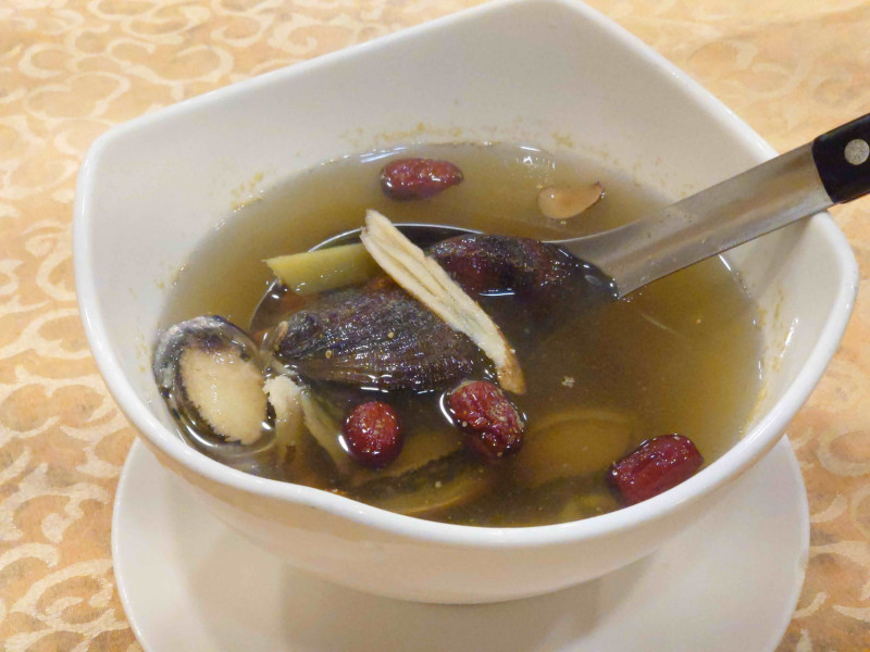 澳底龍蝦大王的黃耆枸杞九孔湯。   圖：新北市漁業處提供