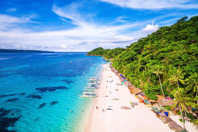 「布萊N機票達人」在臉書分享，現在台北飛菲律賓長灘島含稅以及手續費加起來總共才2235元台幣，讓大票網友跌破眼鏡：「比高鐵還便宜！」   圖／Shutterstock