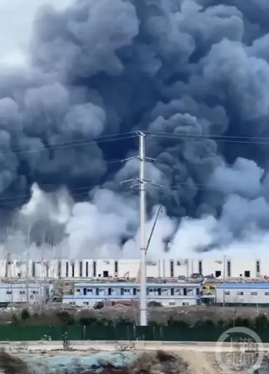 12 月 2 日，上機數控的徐州新能源產業園發生大火，現場濃煙滾滾。   圖: 翻攝自中國上游新聞
