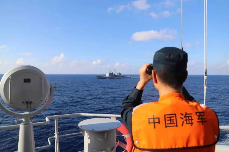 中國人民解放軍南部戰區官兵近距離「緊盯」，驅離美「錢斯洛斯維爾」號導彈巡洋艦。   圖：翻攝自陸網