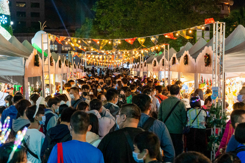 連續三天的新北耶誕市集，累積業績達730萬元，成功將新北市的觀光工廠、商圈知名商品和新北嚴選伴手禮推廣給大家。   圖：新北市經發局/提供