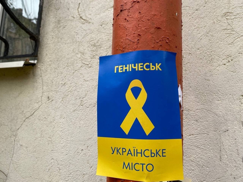 烏克蘭多地出現黃絲帶運動傳單，在格尼奇斯克(Henichesk)，民眾繼續反抗俄羅斯佔領當局。   圖:翻攝自推特