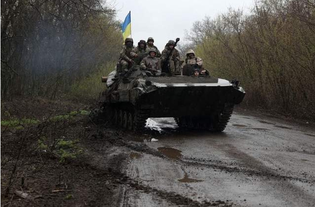 烏軍乘坐裝甲車向前推進，正準備向俄軍發動第四波反擊。 圖 : 翻攝自搜狐