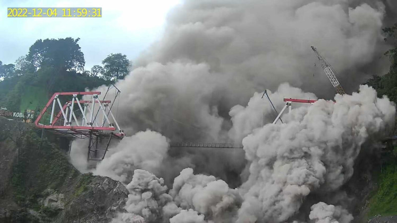 印尼塞梅魯火山噴發，監視畫面拍攝到熔岩碎屑流沖毀橋樑。   圖：翻攝@BNPB_Indonesia推特