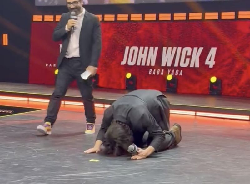 基奴李維出席電影宣傳活動，跪在地板上磕頭跟粉絲致謝。   圖/捍衛任務4推特