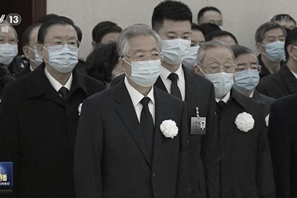 在中共二十大閉幕式上被強行帶離會場的前黨魁胡錦濤，也參加了江澤民的告別式。   翻攝自中國央視新聞