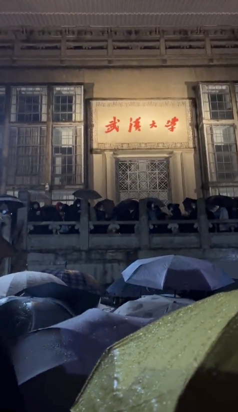 武漢大學學生抗議封控，要求自由返鄉。   圖：翻攝自推特影片