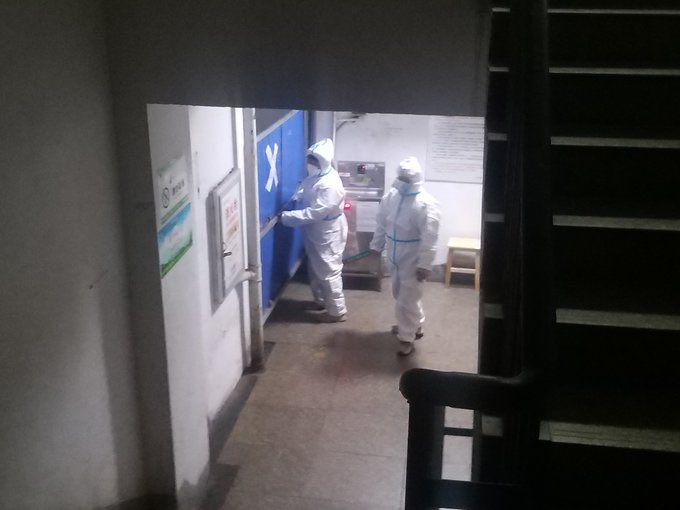 有網友稱，武漢工程大學宿舍因核酸檢測結果異常，被封上鐵門封控。   圖：翻攝自推特