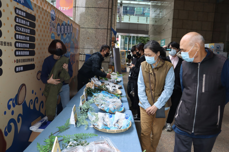 今日記者會現場現場貢寮在地魚貨，圖為民眾參考魚貨商品。   圖：新北市漁業處提供