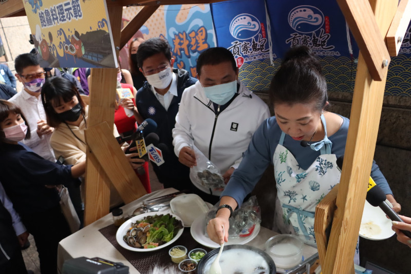 蔡季芳示範美味貢寮鮑料理，侯友宜都說讚。   圖：新北市漁業處提供