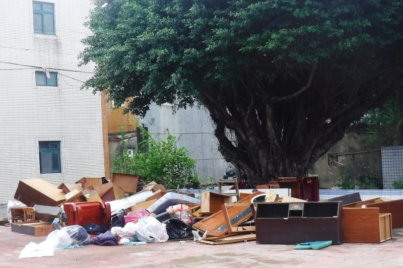民眾搬遷後丟棄的傢俱、垃圾被遺棄在社區內。   圖：翻攝自我是竹圍人社團