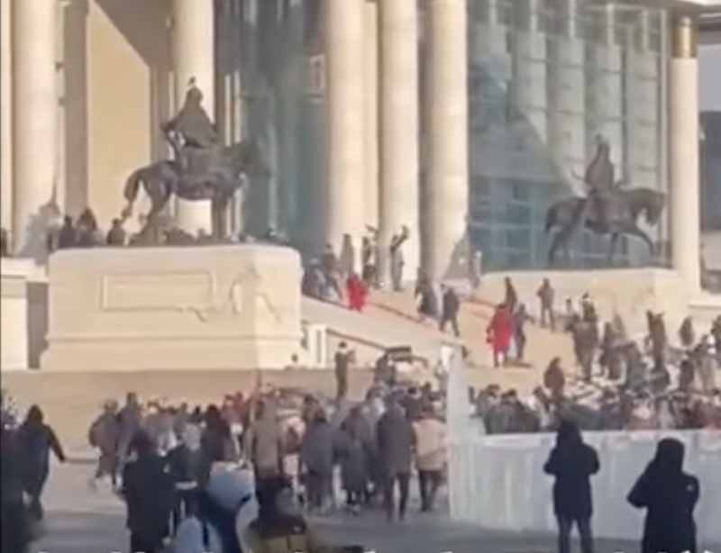 上千外蒙古示威者衝擊國會大廈。   圖：影片截圖