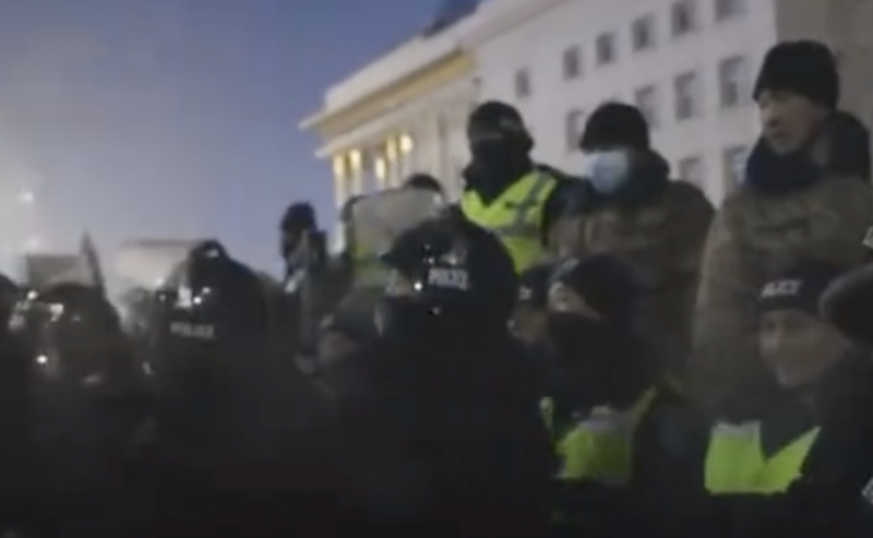 外蒙古警方於 5 日晚驅散示威者   圖：影片截圖